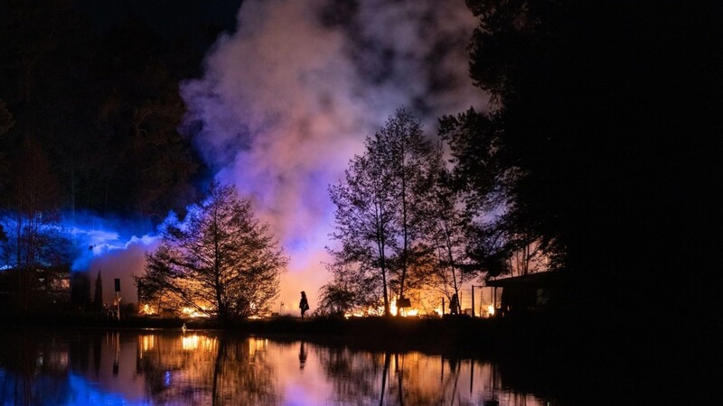 Auf einem Campingplatz in Mittelfranken hat ein Feuer bis zu 17 Campingparzellen zerstört.
