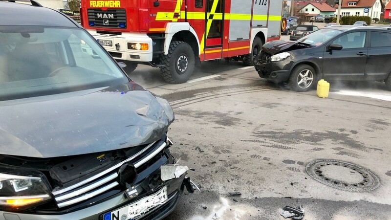 Bei dem Unfall am Donnerstagnachmittag entstand zweimal Totalschaden. Die Polizei schätzt den Gesamtsachschaden auf 20000 Euro.