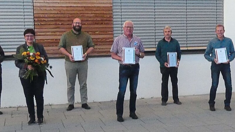 Die GR-Mitglieder, die verabschiedet wurden (v. li.): Bernhard Kurnoth, Ulrike Biegerl, Florian Wanninger, Alfred Klein, Xaver Heigl und Gerhard Pöschl mit Bürgermeister Stefan Baumgartner.