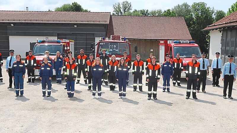 Die Prüfungsteilnehmer aus dem Gemeindebereich Vilsheim mit dem Prüfungsteam und den Ausbildern und Verantwortlichen der Feuerwehren Gundihausen, Münchsdorf und Vilsheim.