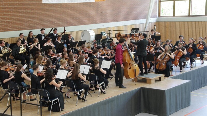 Über 400 Besucher waren zum Konzert der Jungen Philharmonie Ostbayern gekommen. Am Kontrabass Lorenz Weikhart, es dirigiert Stefan Shen.
