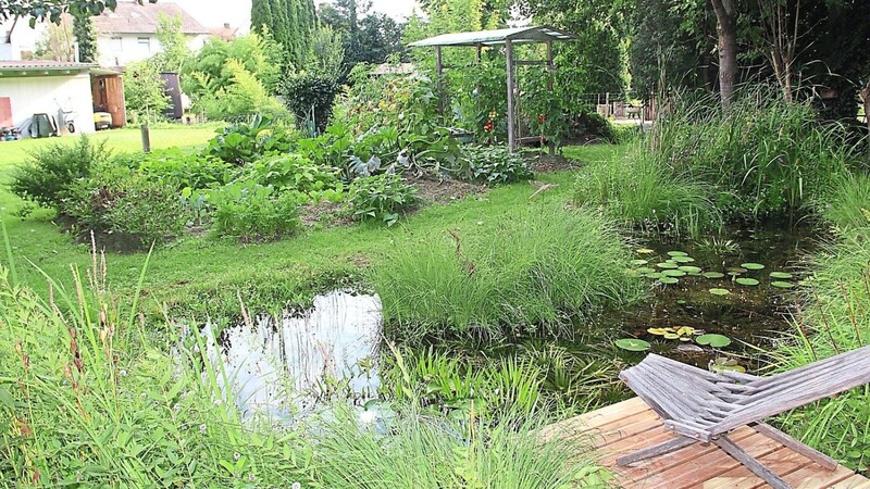 Der Garten von Franz und Gisela Meindl lädt ein, sich niederzulassen und die Ruhe zu genießen.