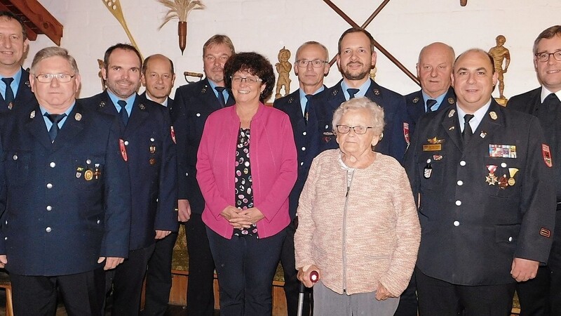 Die Vorstandschaft der Feuerwehr Aicha an der Donau mit den Ehrengästen.