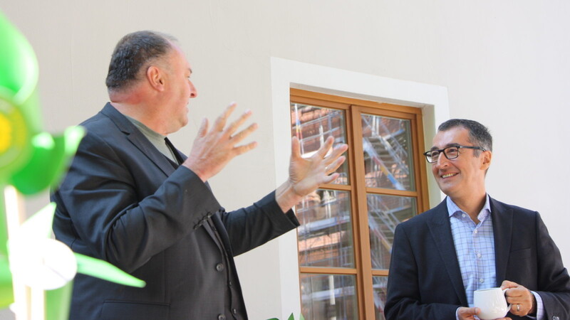 MdB Erhard Grundl (links) im Gespräch mit Cem Özdemir. Özdemir ist aktuell Leiter des Ausschusses für Verkehr und digitale Infrastruktur im Bundestag.