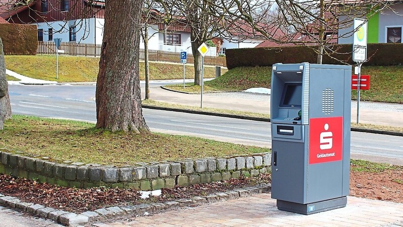 Der neue Outdoor-Geldautomat vor dem Rathaus ist nun einsatzbereit.