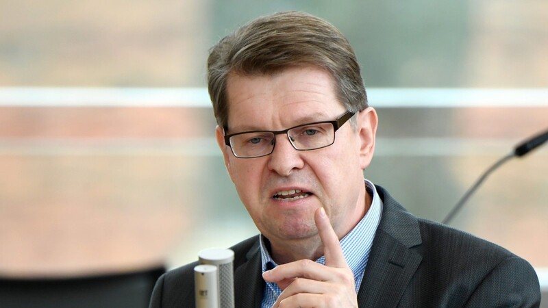 SPD-Vize Ralf Stegner kündigt an, dass seine Partei geschlossen gegen Ursula von der Leyen stimmen wird.