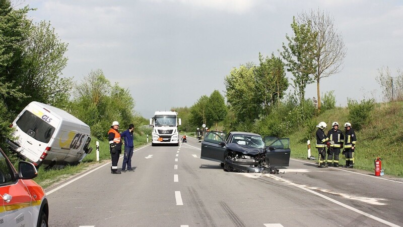 Wieder ist es zu einem schweren Verkehrsunfall bei der Amselfinger Straße gekommen.
