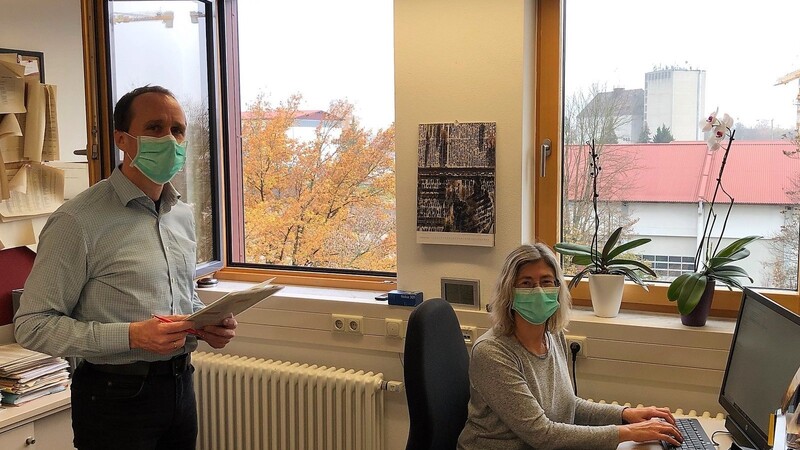 Dr. Beate Biermaier, Leiterin des Gesundheitsamtes Straubing-Bogen, gemeinsam mit ihrem Stellvertreter, Dr. Thomas Lang.  Foto: Tobias Welck