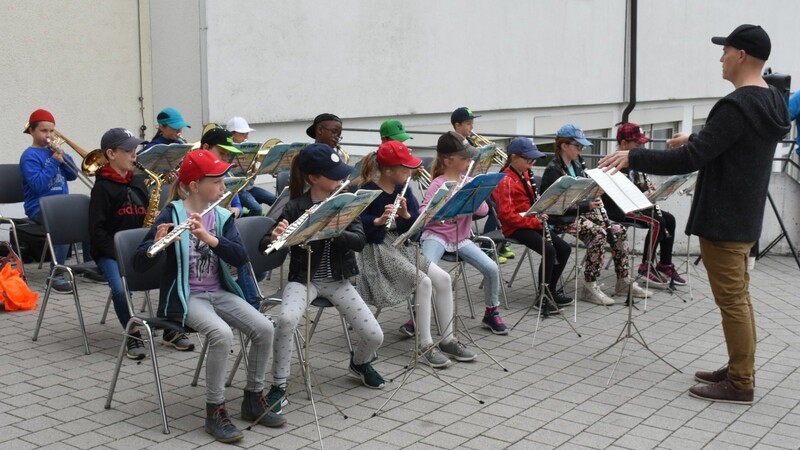 Zum Auftakt des Schulfestes spielte die Bläserklasse der Grundschule unter der Leitung von Sebastian Bortolotti.