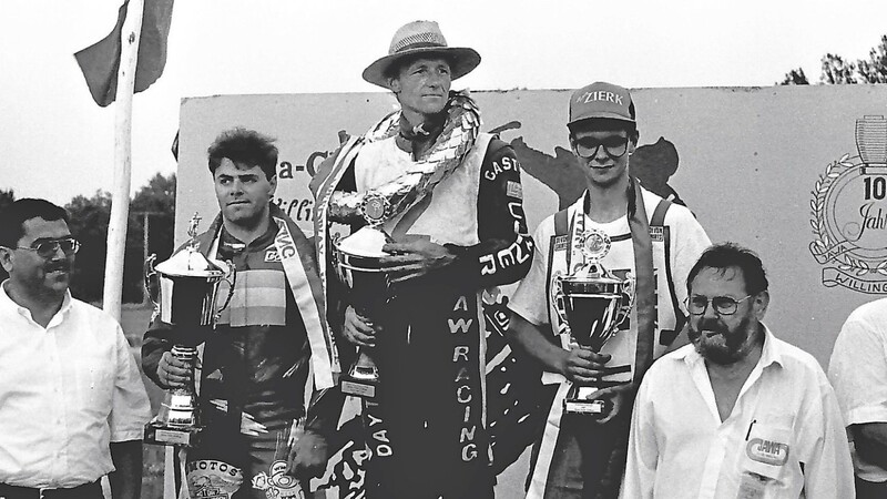 Auf dem Siegertreppchen beim zehnten Willinger Grasbahnrennen 1995 der Internationalen A-Lizenz (v. l.): Luis Alberto Vallejos, Alois Wiesbeck und Nevill Tatum.