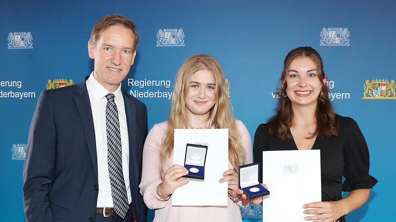 Susanne Kaib und Christina Schimana erhielten eine "öffentliche Anerkennung" für ihren Einsatz in Passau.