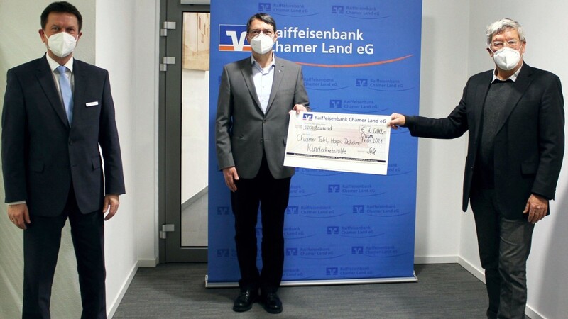 Thomas Saßl, Regionaldirektor der Raiffeisenbank Chamer Land eG (links) überreichte an Stadtpfarrer Dieter Zinnecker (Mitte) und Dr. Karl Vetter (rechts) die Spende.