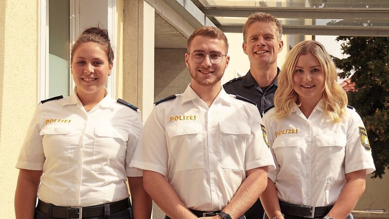 Die drei neuen Mitarbeiter der Polizeiinspektion Landau - Lisa Eichinger (vorne von links), Daniel Richter und Selina Einberger - mit Dienststellenleiter Stephan Lehner.