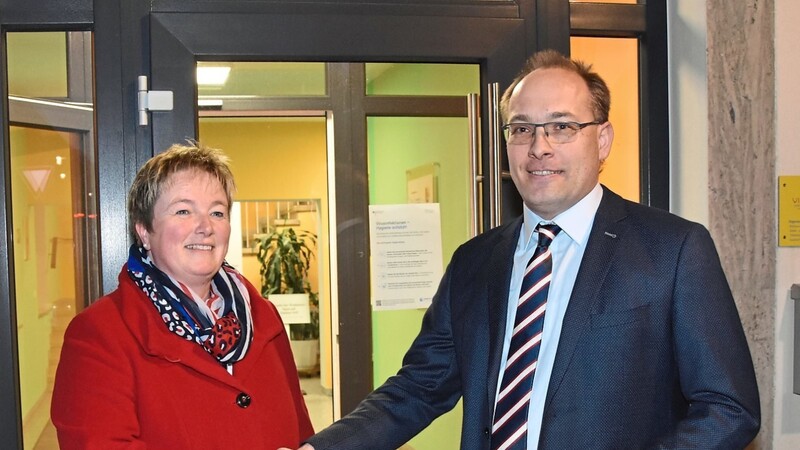 Wahlleiter Bernhard Loibl gratulierte gestern Birgit Steinsdorfer zu ihrem Wahlsieg.