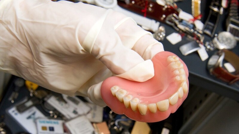 In Viechtach haben Anwohner eine Zahnprothese in ihrer Einfahrt gefunden. (Symbolbild)