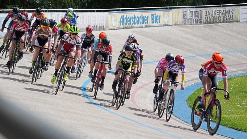Hochklassigen Radsport gab es auf dem Oval in Niederpöring zu sehen.