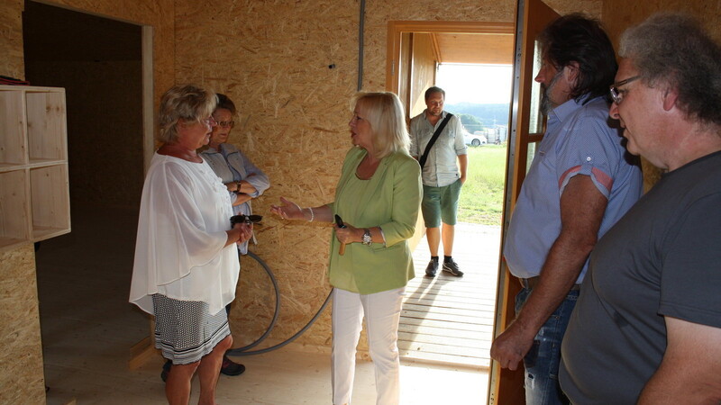 Bürgermmeisterin Rosa-Maria Maurer zeigte den Besuchern die Räume der Hütte.