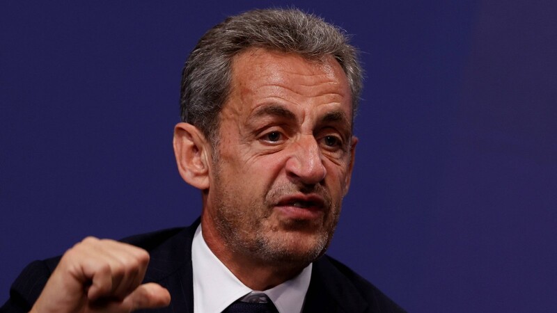 Frankreichs Ex-Präsident Nicolas Sarkozy ist wegen illegaler Wahlkampffinanzierung zu einem Jahr Haft verurteilt worden. Er darf die Strafe als elektronisch überwachten Hausarrest mit einer Fußfessel verbüßen.