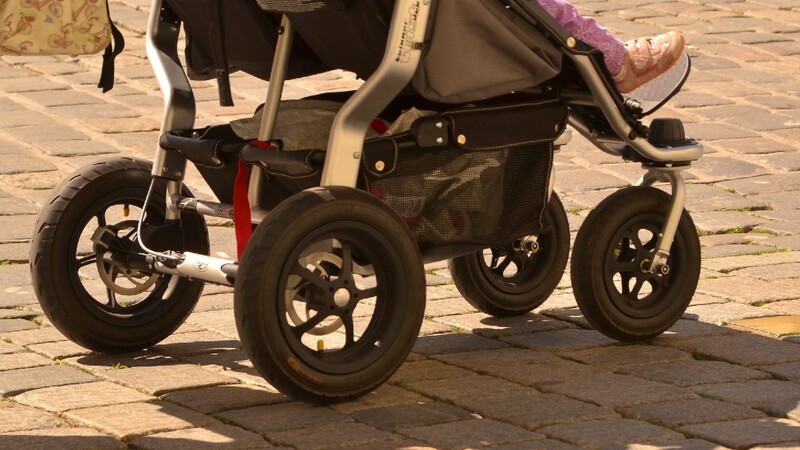 In Vilshofen machte sich am Mittwoch ein Kinderbuggy selbstständig und rollte auf eine Straße zu (Symbolbild).