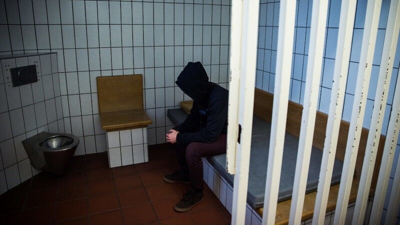 Der 20-Jährige beruhigte sich auch in der Arrestzelle nicht, sondern schlug seinen Kopf mehrfach gegen die Wand (Symbolbild).
