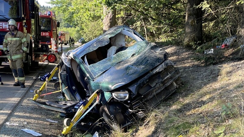Der Wagen des Unfallverursachers. Der 40-Jährige musste von der Feuerwehr aus dem Wrack befreit werden.