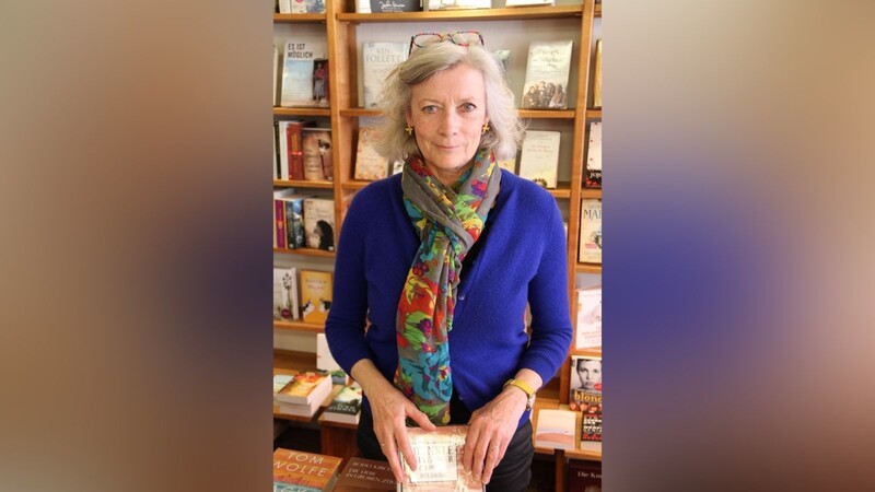 Buchhändlerin Jutta Poetschke ist überzeugt, dass es das klassische Buch weiterhin geben wird. (Foto: Forster)