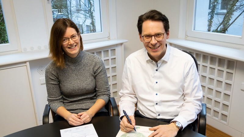 Oberbürgermeister Dr. Christian Moser unterzeichnet im Beisein der städtischen Umweltbeauftragten Ulrike Watzek die Beitrittserklärung zum Klima-Bündnis.