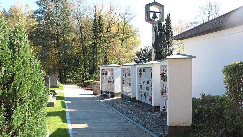 Urnenwände auf einem Friedhof: Auch im katholisch geprägten Landkreis Straubing-Bogen entscheiden sich immer mehr Menschen für eine Urnenbestattung. Mit ein Grund ist die einfachere Grabpflege.
