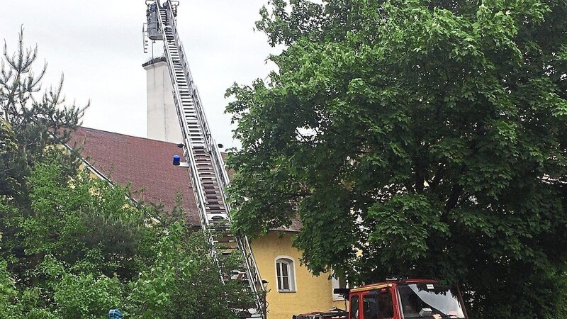 Mit der Drehleiter der Feuerwehr Bad Kötzting wurde der Stochenhorst auf den Kamin der Alten Pechfabrik in Blaibach gebracht.