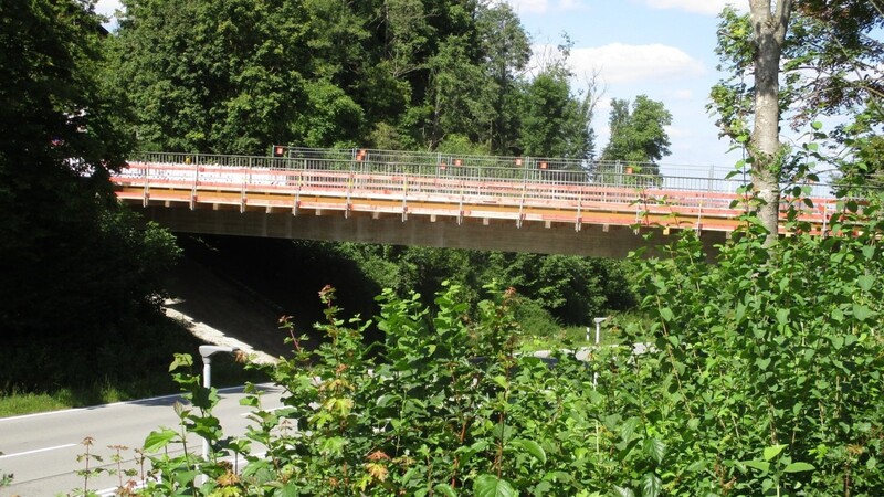 Die Brücke über die Staatsstraße 2111 am Krankenhaus wird derzeit saniert.