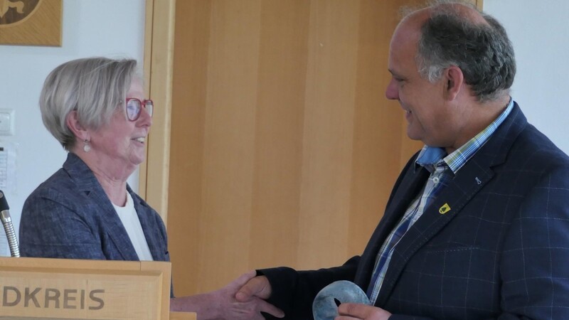 Preisträger Alois Pinzl bei der feierlichen Verleihung des mit 1000 Euro dotierten Umweltpreises des Landratsamtes Regen, überreicht durch Landrätin Rita Röhrl.