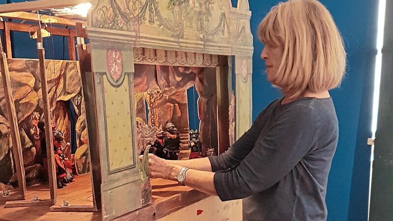 Anita Naefe beim Aufbau der Ausstellung in Straubing.