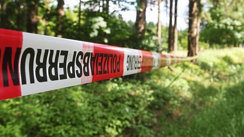 Ein Absperrband der Polizei umzäunt ein Waldstück an einer Verbindungsstraße zwischen Rodacherbrunn in Thüringen und Nordhalben in Bayern. Ein Pilzsammler fand hier 2016 Skelettteile der vermissten Peggy.