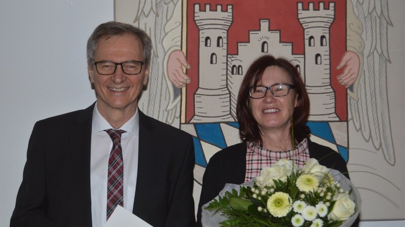 Der zweite Bürgermeister Siegfried Kaschel wurde mit einer Dankurkunde ausgezeichnet. Ehefrau Margit erhielt einen Blumenstrauß.