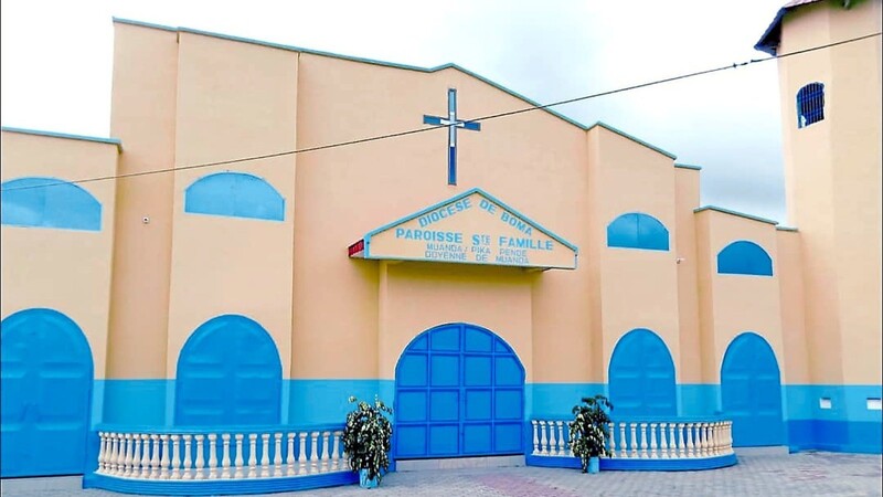 Farbenprächtig präsentiert sich das neue Gotteshaus in Muanda.