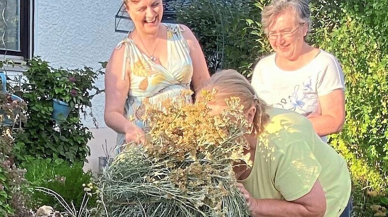 OGV-Mitglied Heidi Schmaderer beim Schnuppern. Sie genießt den Duft des Kräuterbuschens.
