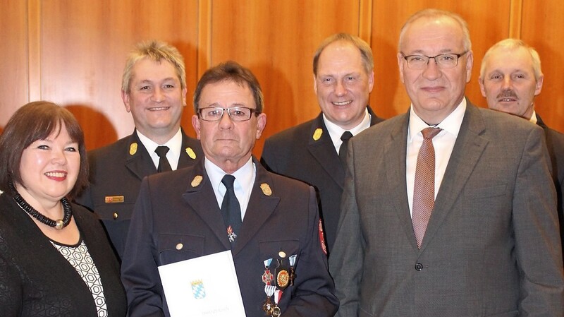 Werner Babl von der Feuerwehr Chammünster erhielt als vierter im Landkreis für 50 Jahre aktive Dienstzeit eine Auszeichnung. Neben vielen Ehrenämtern in seiner Wehr war er von 1976 bis 1988 stellvertretender Kommandant und dann bis 2006 Kommandant.