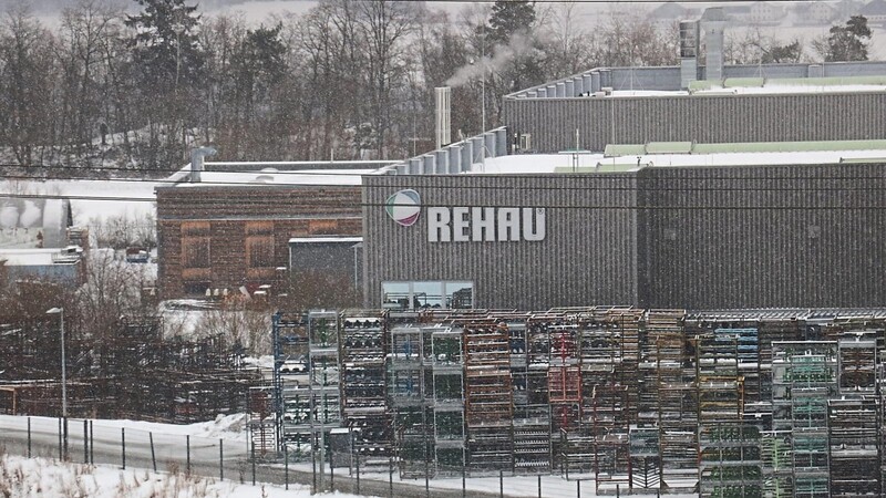 Das Rehau-Werk 11 in Viechtach. Hier arbeiten aktuell mehr als 800 Menschen. Bis Mitte 2022 ist laut Unternehmensinformationen geplant, Stellen im zweistelligen Bereich zu streichen.