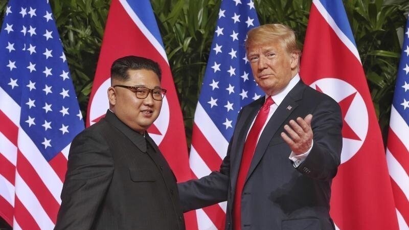 Trump (r) dankte Kim für dessen "wagemutigen ersten Schritt zu einer neuen hellen Zukunft" für sein Volk.