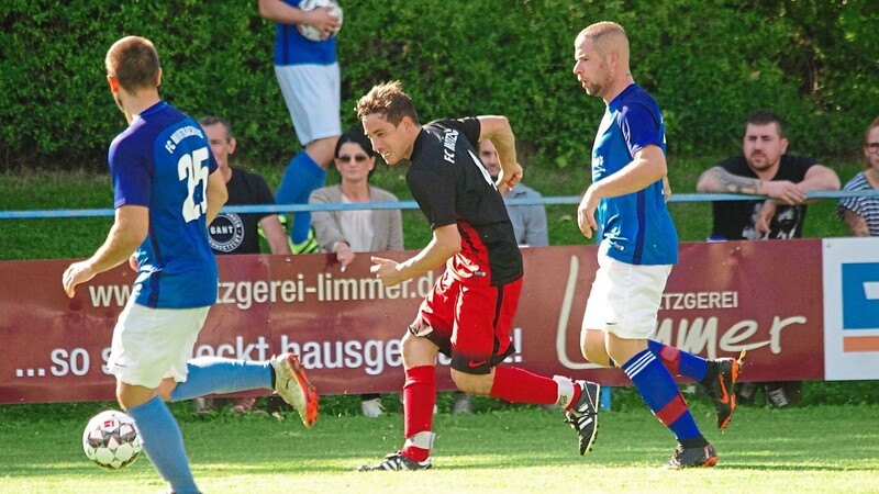 Thomas Beiderbeck (Bildmitte) ist auf und außerhalb des Platzes beim FC Mötzing ein wichtiger Mann.