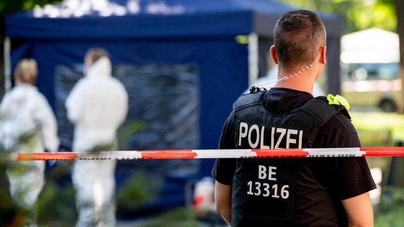 Ein Polizeibeamter sichert nach dem sogenannten "Tiergartenmord" in Berlin im August 2019 den Tatort.