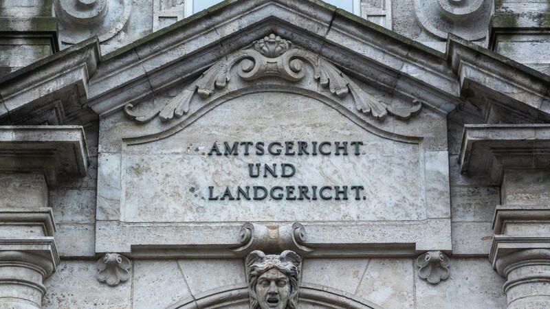 Ein Prozess am Amtsgericht Regensburg ist ausgefallen, weil der Angeklagte nicht erschien. Er ist mit der mutmaßlich Geschädigten verreist.