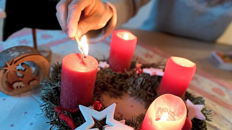 Beim Umgang mit Feuer in der Wohnung kann es in der Advents- und Weihnachtszeit schnell einmal zu Verbrennungen kommen. Was dann zu tun ist, erläutert Apothekensprecher Johannes Hillerbrand.