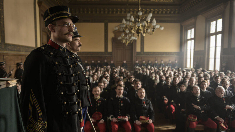Keine Chance gegen die "Intrige" und falsche Zeugen: Louis Garrel als Alfred Dreyfus vor dem Militärtribunal.