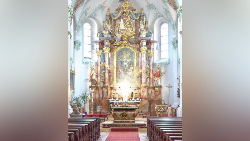 So beginnt das "Lichtspiel" zum Frühlingsanfang in der Pfarrkirche: Als erstes erstrahlt der Tabernakel in gleißendem Licht.