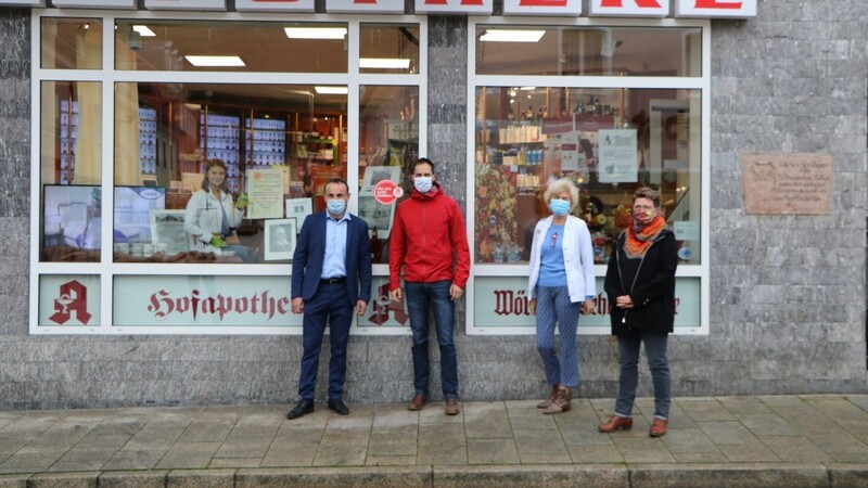 Bürgermeister Josef Schütz, Thomas Kuhnt, Claudia Meinhart und Andrea von Lieven (vorne von links) eröffneten die Aktion "Schaufenster des Monats". Im Schaufenster ist Lorena Groß zu sehen.