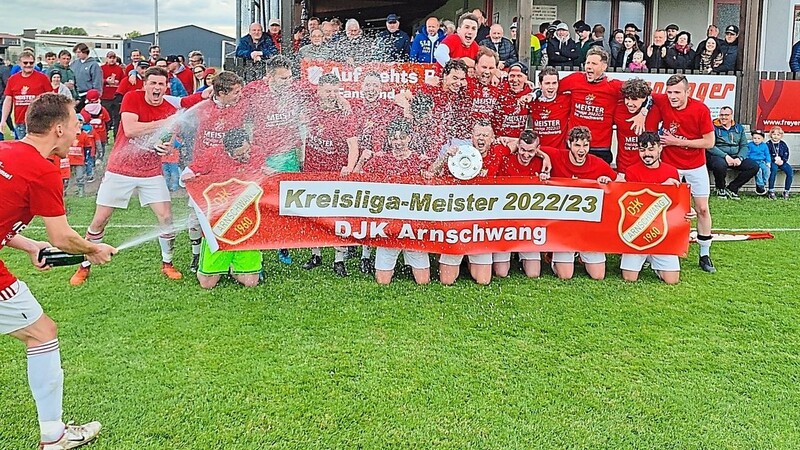 Die DJK Arnschwang ist wieder zurück in der Bezirksliga. Nach dem 2:0-Sieg gegen den FC Bad Kötzting II war die Freude überschäumend.