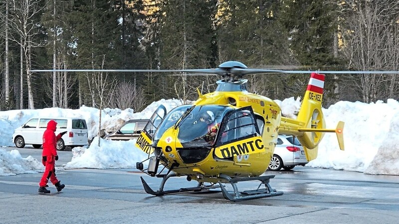 Ein Hubschrauber und Einsatzkräfte treffen im Ortsteil Ammerwald ein, wo sich eine Lawine gelöst hat. Seit Samstag suchen Helfer in den Ammergauer Alpen nach dem vermissten Blaibacher. Doch bislang vergeblich.