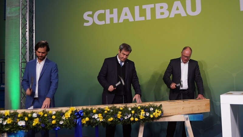 Bayerns Ministerpräsident Markus Söder (M.), Schaltbau-Chef Jürgen Brandes (r.) und Michael Ettl, Projektleiter für das neue Schaltbau-Werk, zeigten beim Richtfest ihr handwerkliches Geschick.