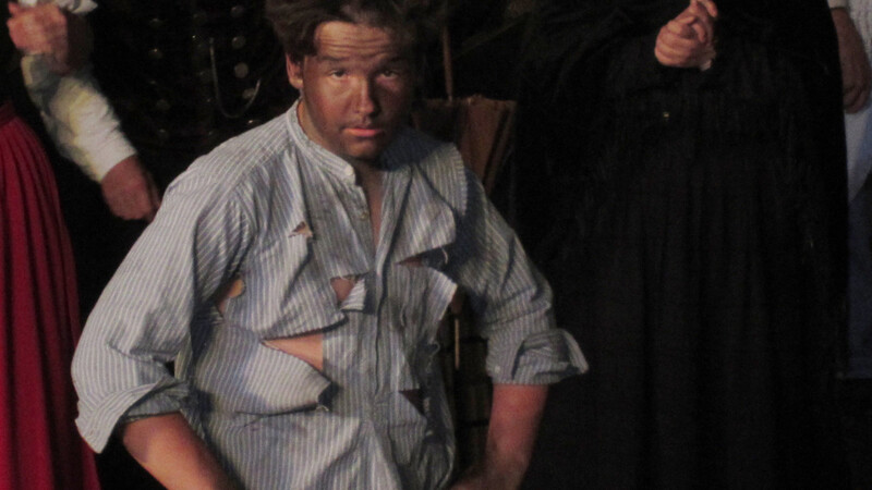 Michael Mader auf der Bühne in seiner Rolle als Lausbub Peter im Stück "Man muas nehma wias kimmt".